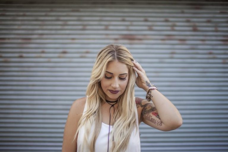 Aan Het Meisje Dat De Laatste Tijd Zichzelf Niet Meer Is