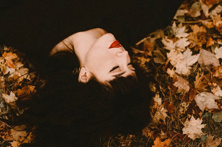 10 Tekenen Dat Hij Niet Verliefd Is, Maar Jij Gemakkelijk Bent