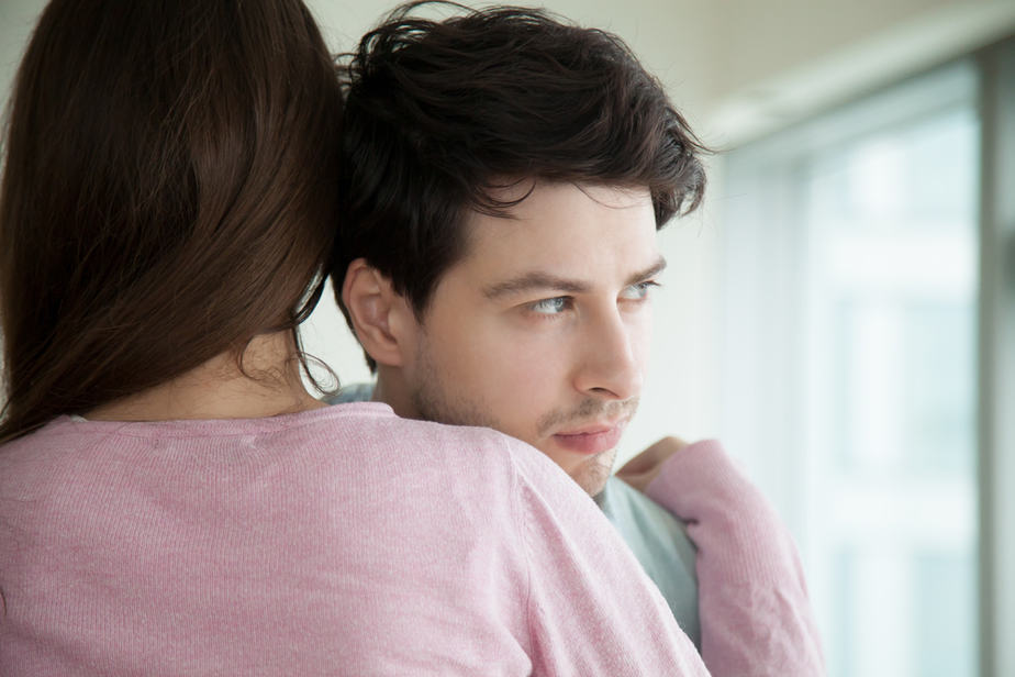 8 Signalen Die Je Waarschuwen Voor Een Emotioneel Afwezige Man