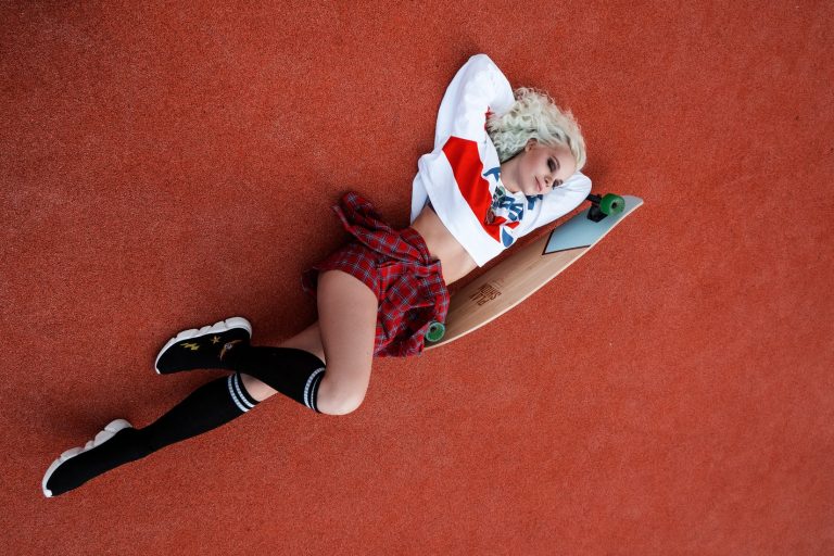 Het Zal Niet Makkelijk Zijn Om Van Een Meisje Te Houden Dat Altijd Vrijgezel Is, Maar Ze Zal Het Waard Zijn