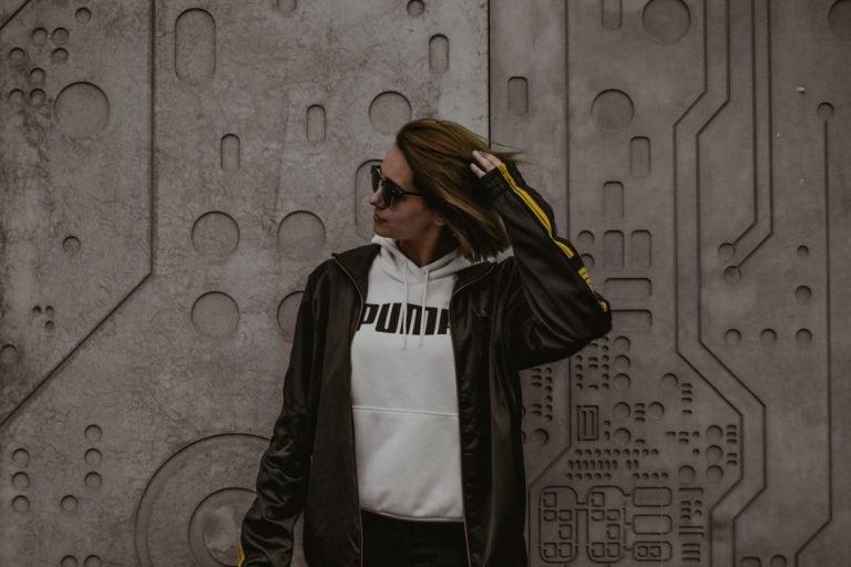 5 Redenen Waarom Onafhankelijke Vrouwen Emotioneel Onbereikbare Mannen Aantrekken