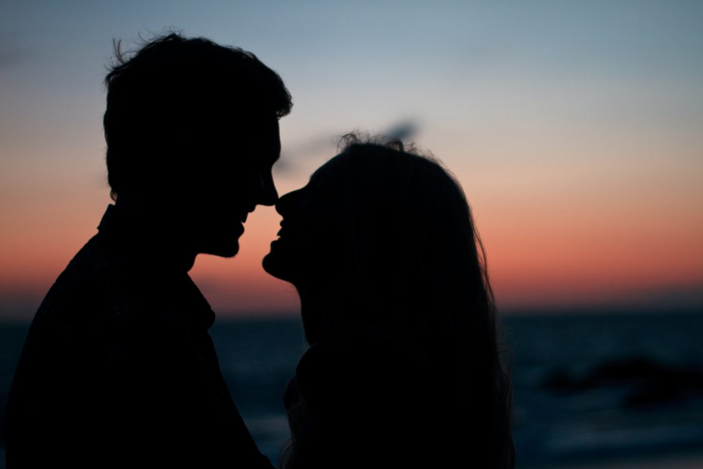12 Signalen Dat Een Man Verliefd Op Jou Is (Maar Hij Het Verborgen Houdt)