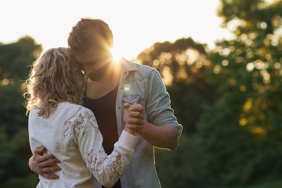 10 Signalen Dat Hij Stiekem Verliefd Op Je Is