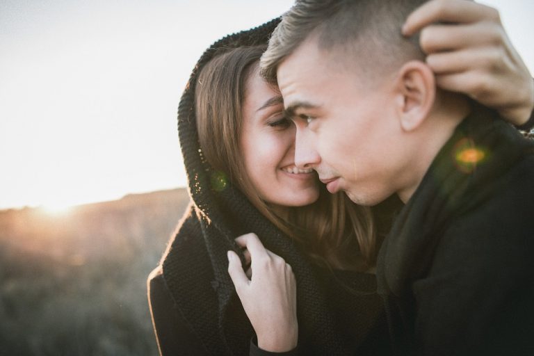 6 Manieren Waarop Mannen Hun Gevoelens Uiten Zonder Wat Te Zeggen