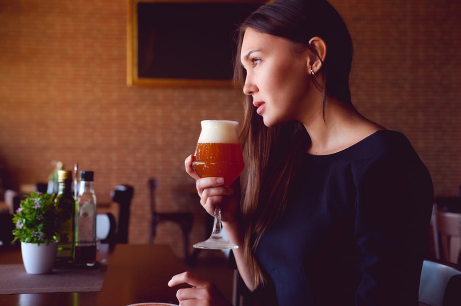 Een Sterke Vrouw Bedelt, Dwingt Of Jaagt Niet – Ze Loopt Gewoon Weg