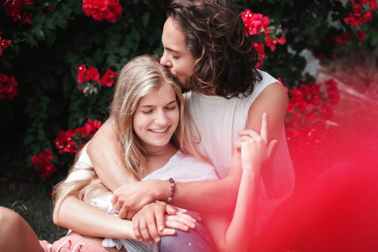 9 Manieren Om Hem Aan Je Te Laten Plakken Als Lijm