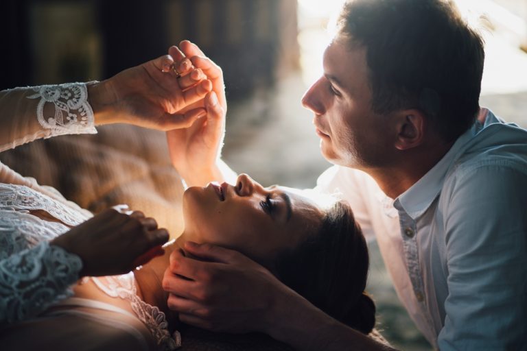 Ben Je Overdreven Aanhankelijk? 20 Tekenen Van Een Aanhankelijke Vriendin