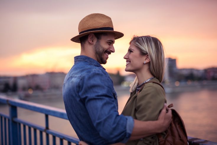 9 Tekenen Dat Hij Diepere Gevoelens Voor Je Heeft, Zelfs Als Hij Het