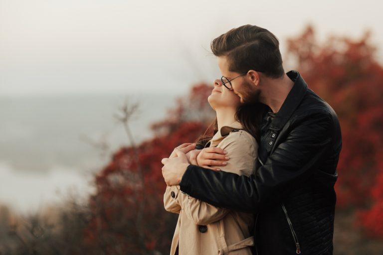 9 Tekenen Dat Hij Diepere Gevoelens Voor Je Heeft, Zelfs Als Hij Het Nooit Heeft Gezegd