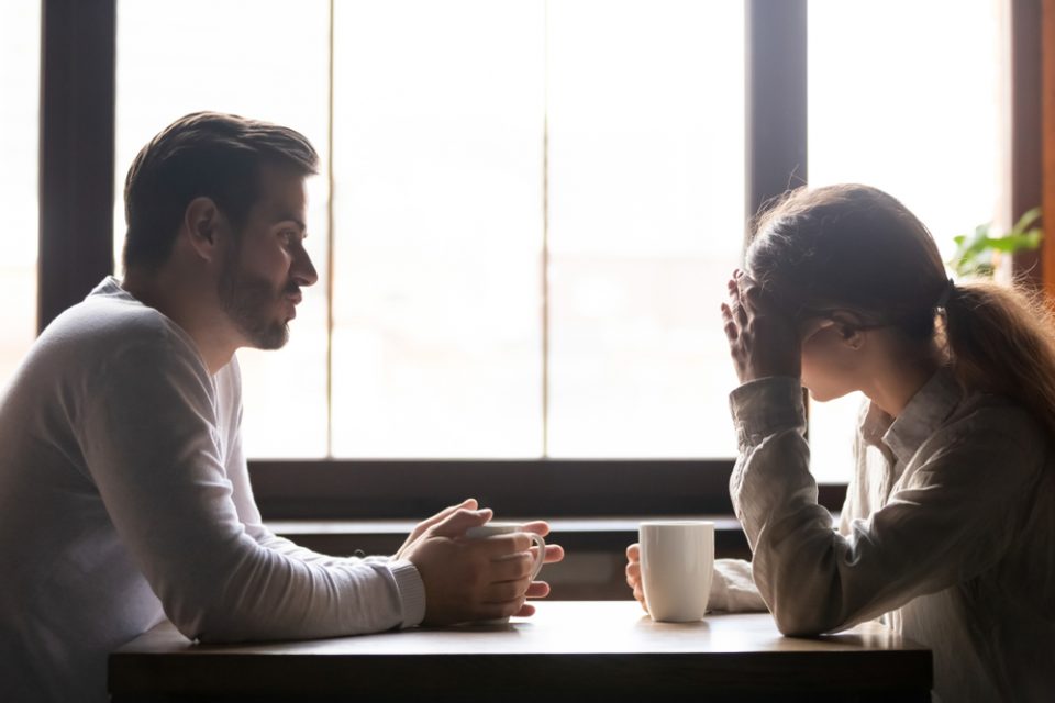 9 Tekenen Dat Je Een Ongelukkig Huwelijk Hebt en Op Iemand Anders