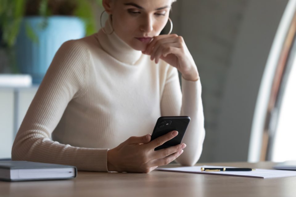 10 Grote Signalen Dat Je Ex-Vriend Doet Alsof Hij Over Je Heen Is, Maar
