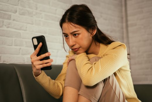 10 Grote Signalen Dat Je Ex-Vriend Doet Alsof Hij Over Je Heen Is, Maar