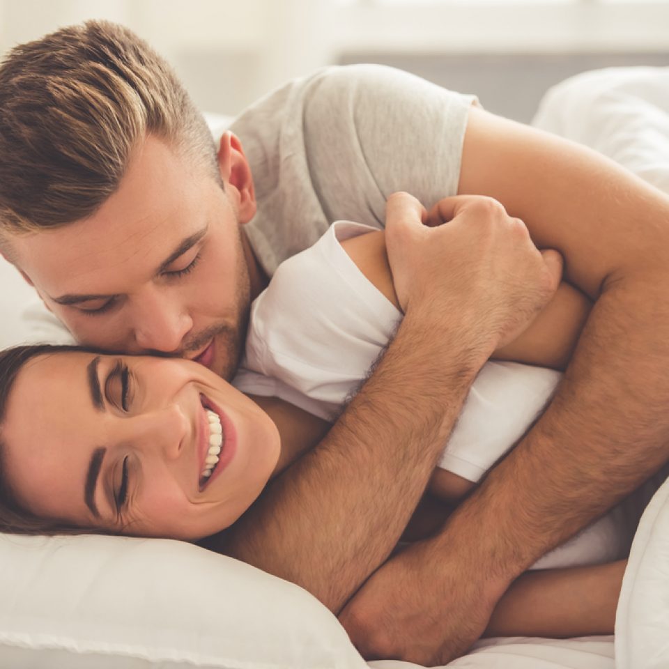 Dit is hoe lang je je partner moet knuffelen voor ultieme intimiteit