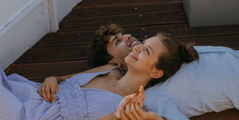 Hoe Echte Chemie En Positieve Spanning Tussen Geliefden Voelt