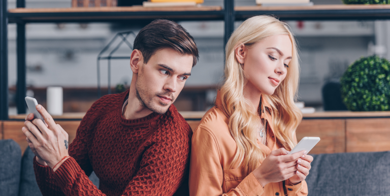 9 Tekenen Dat Je Partner Je Expres Jaloers Wil Maken Om Je Onder Controle Te Houden