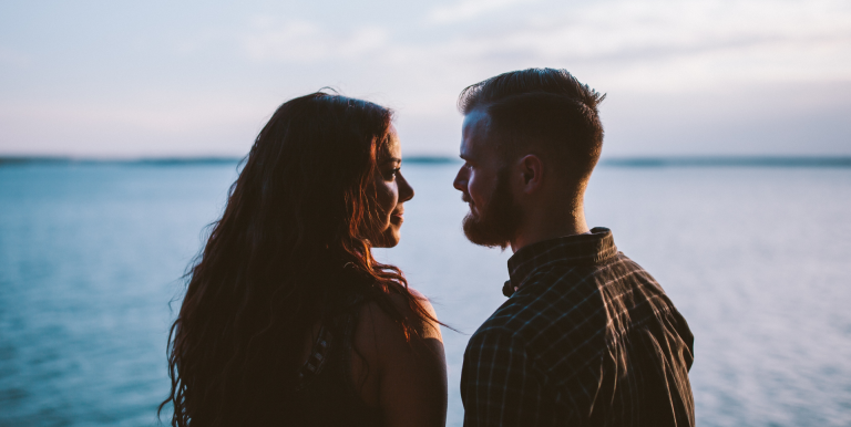 10 Vreemde Vragen Die Een Man Zou Kunnen Stellen Als Hij Je ECHT Leuk Vindt