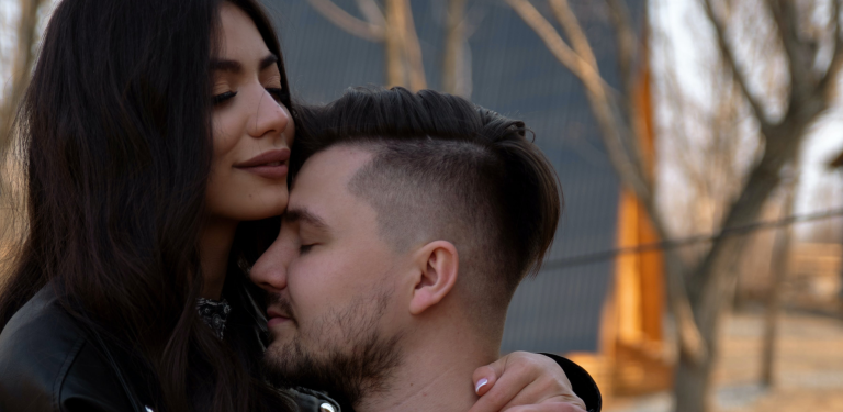 13 Redenen Waarom Daten Met Een Meisje Dat Gewend Is Om Alleen Te Zijn Moeilijk Is