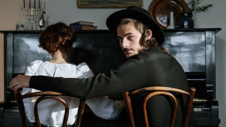 Micro-Vreemdgaan: 8 Kleine Tekenen Dat Hij Op Het Punt Staat Om Ontrouw Te Zijn