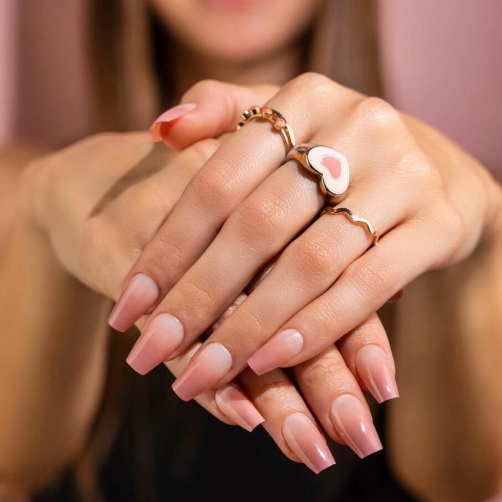  Elegante roze ombré zomernagels