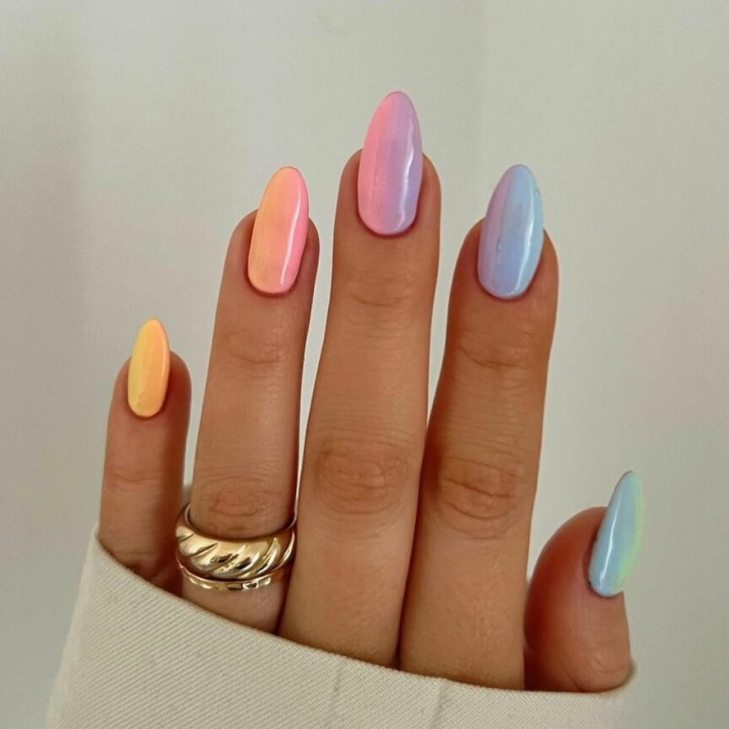 Kleurrijke pastelkleurige nagels met een glanzende afwerking