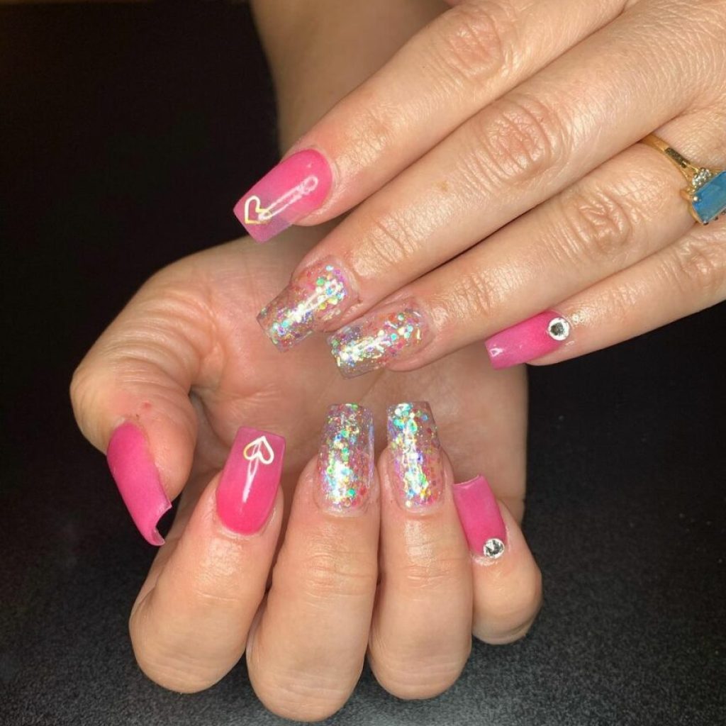 Roze acryl glitter nagels met details