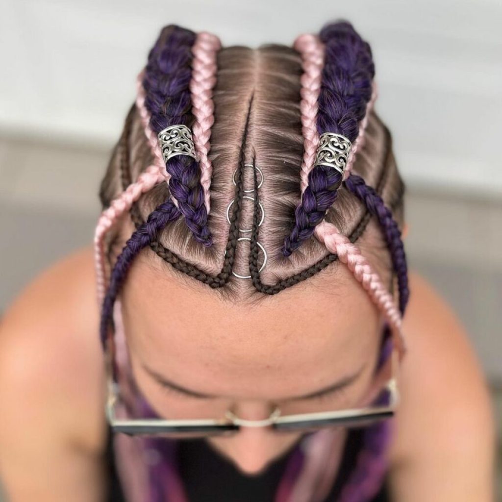 Uitgebreide drievoudige cornrows met roze en paars