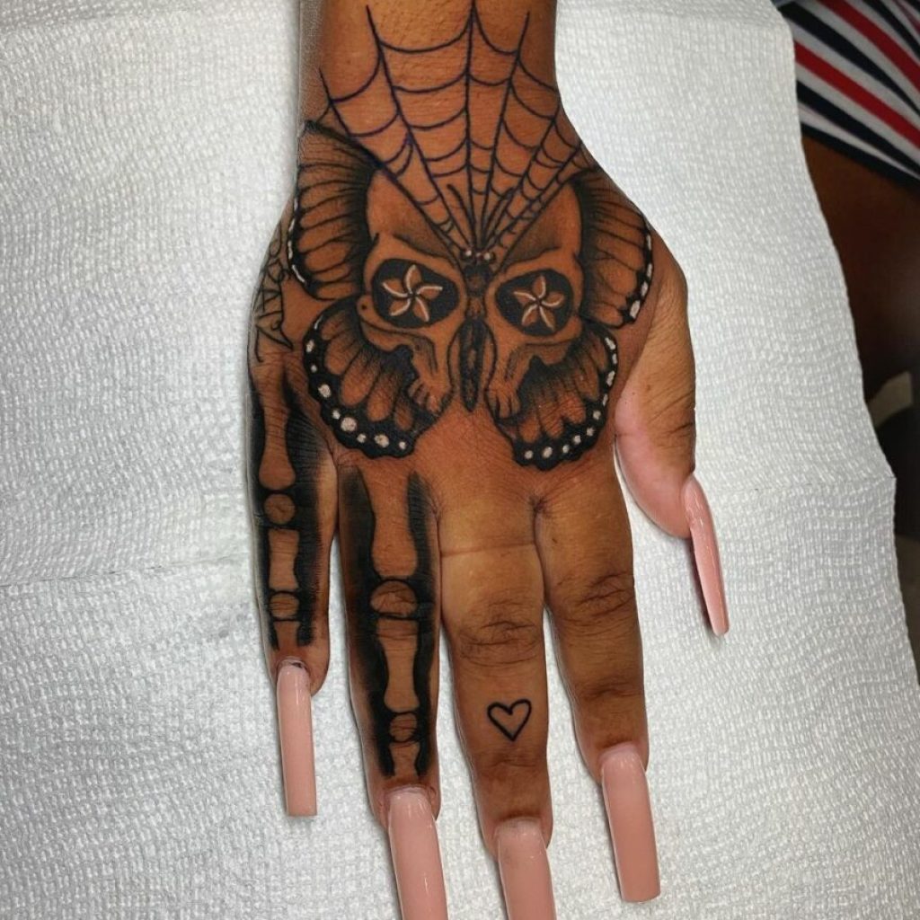 Uitgewerkte vlinder tattoo