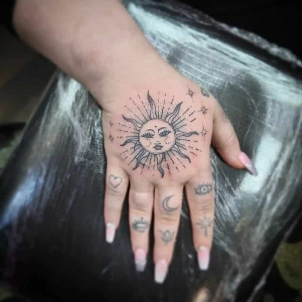 Zon hand tattoo voor vrouwen
