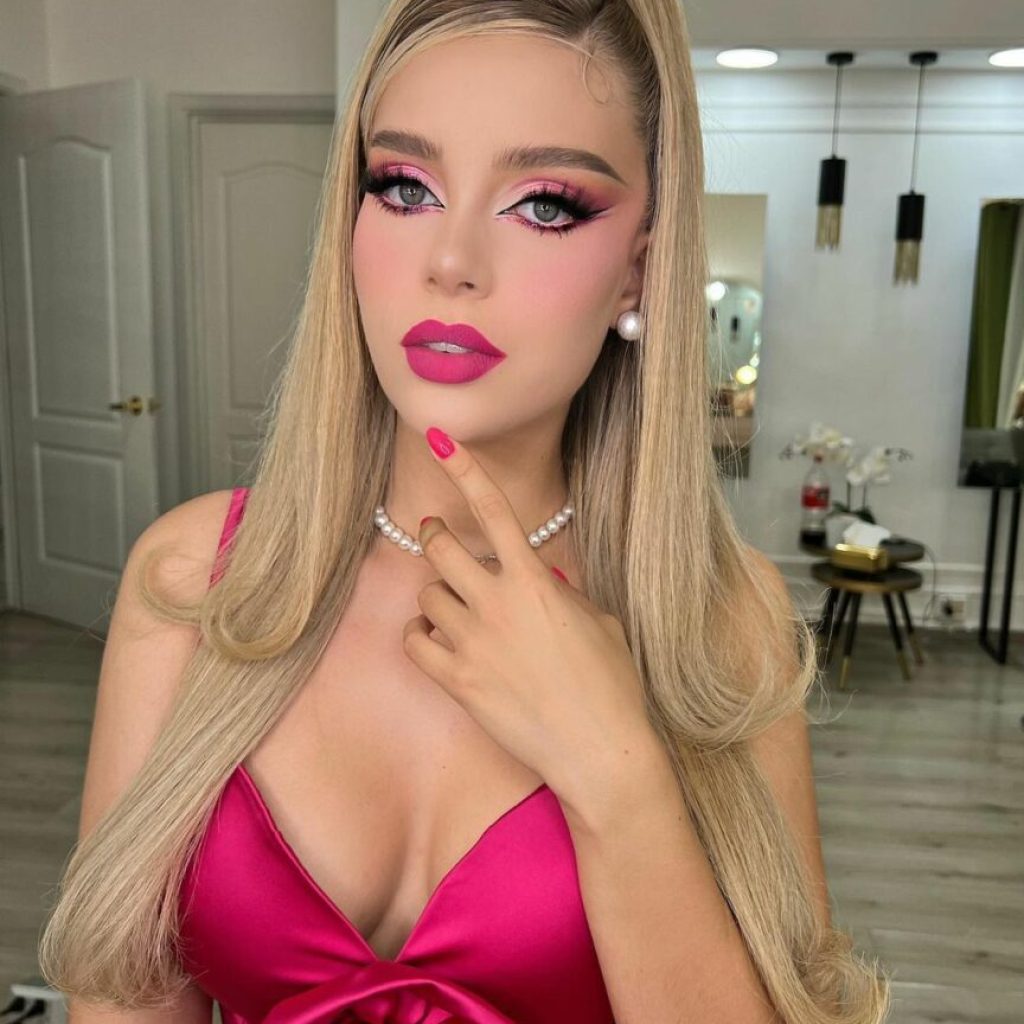 Barbie make-up