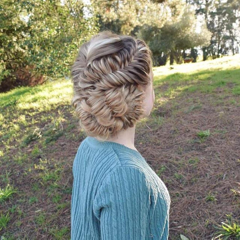 Een grote fishtail zijknot updo