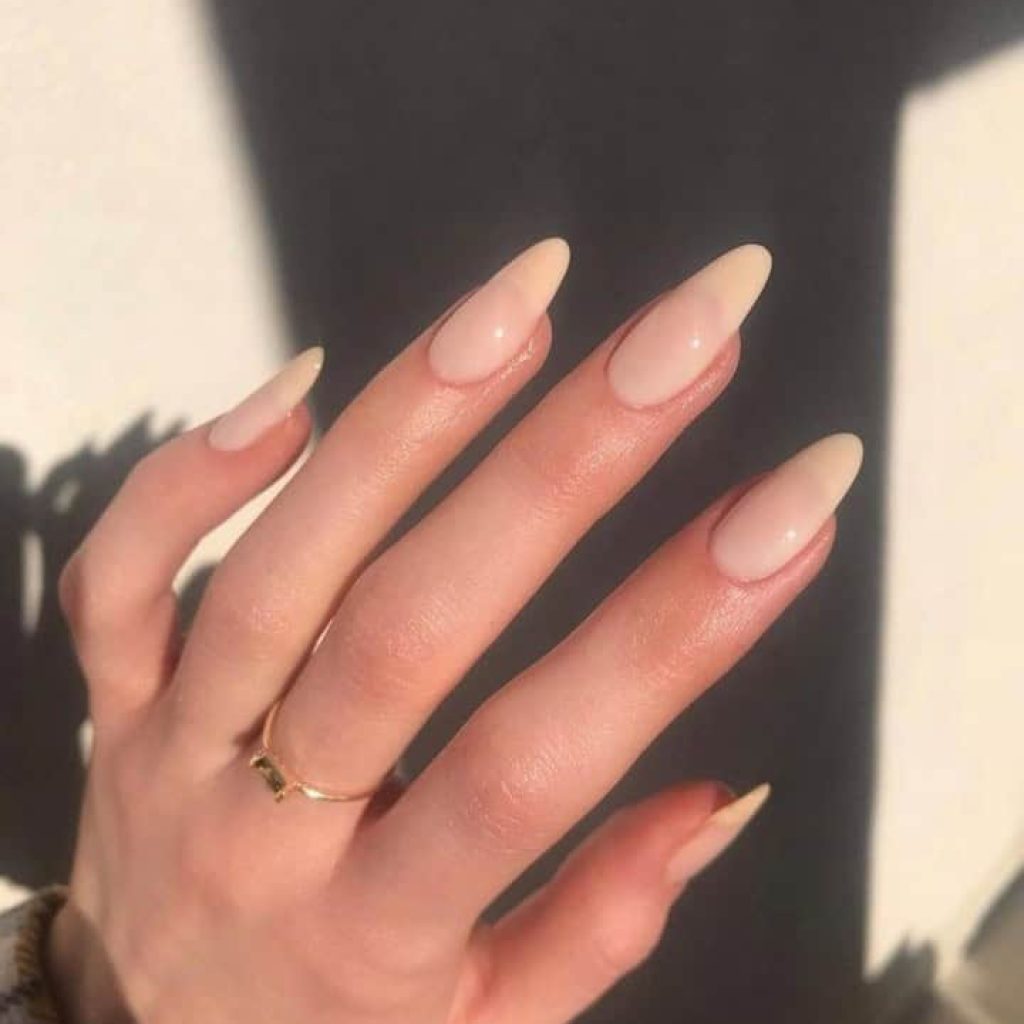 Eenvoudig elegante amandelnagels