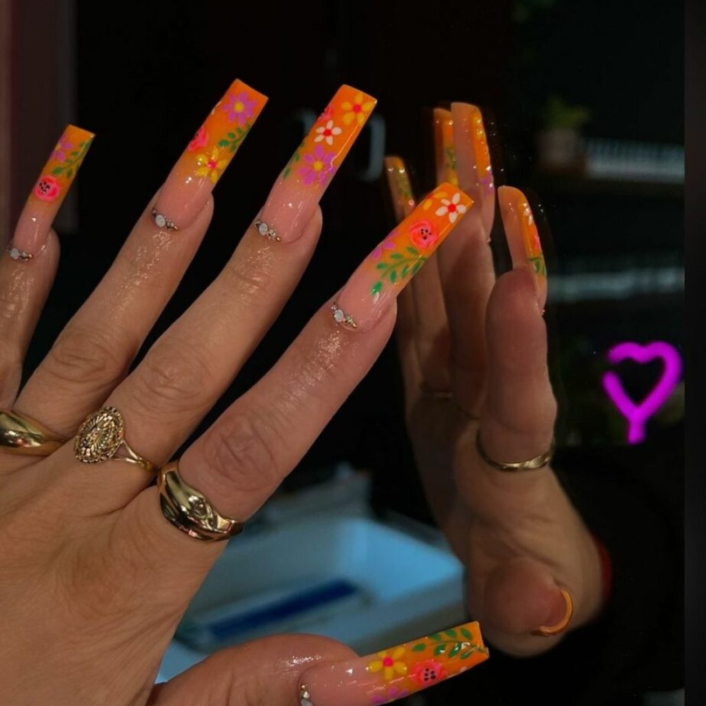 Florale oranje nagels