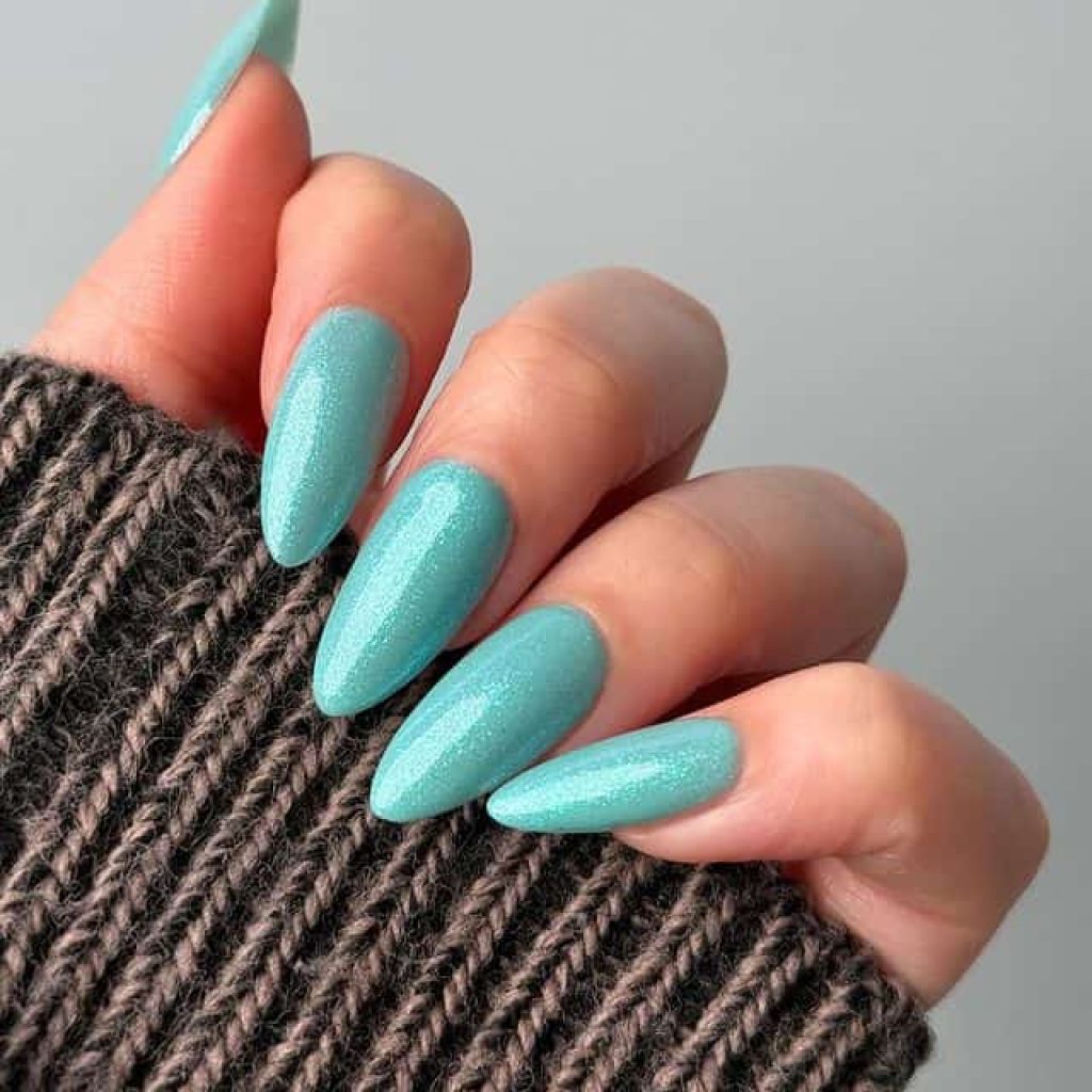 Glinsterende aqua nagels