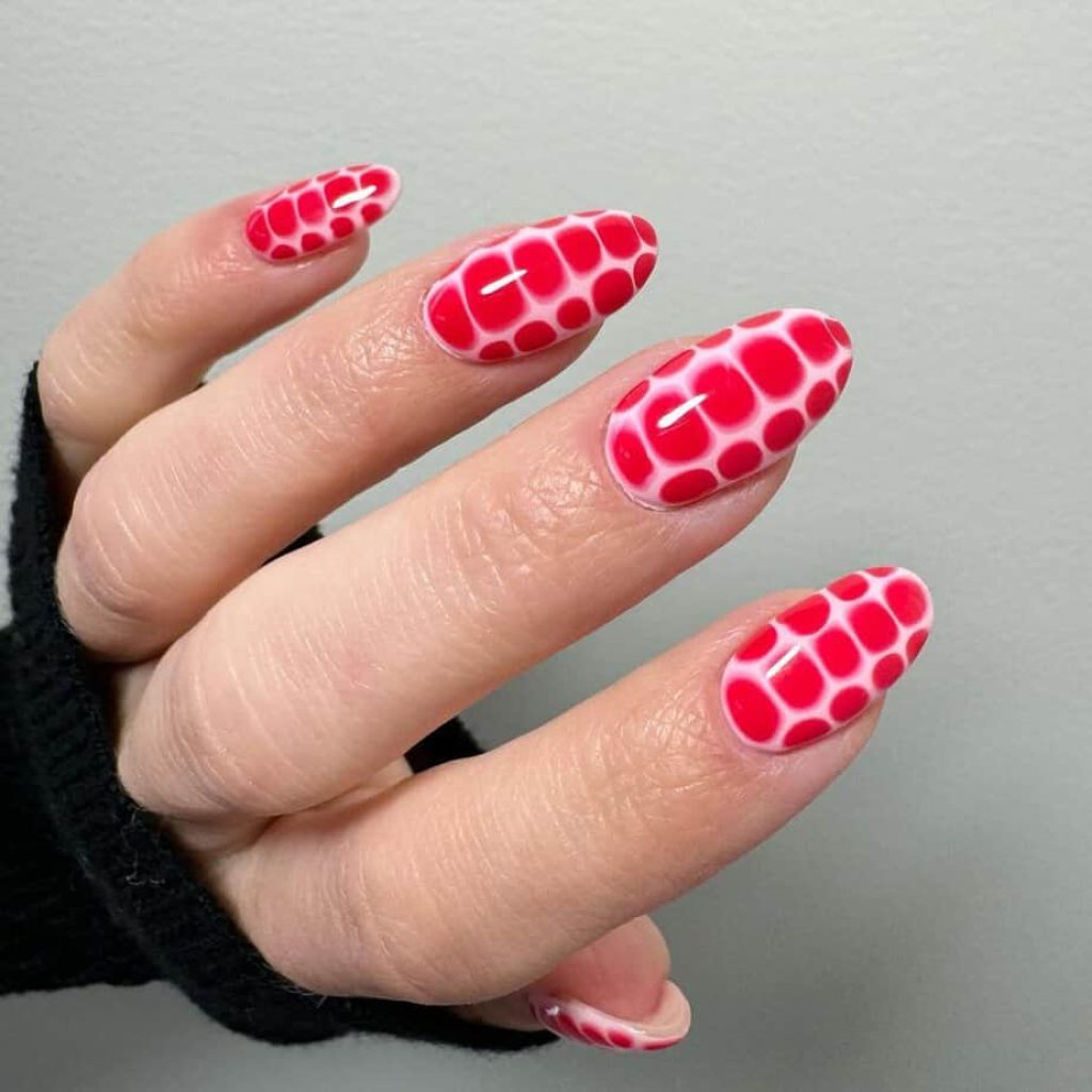 Leuke nagels met rood schubbenpatroon