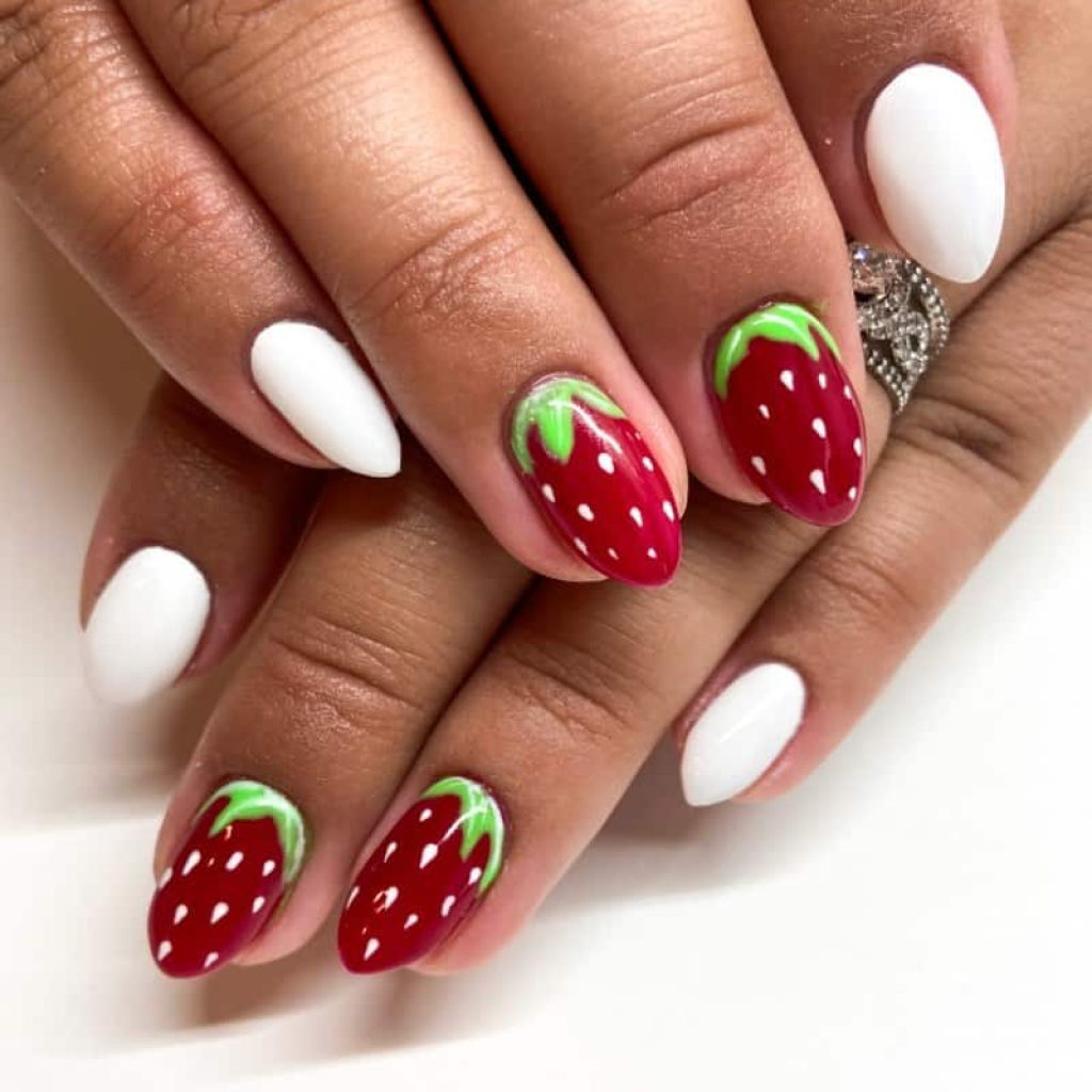 Rood met witte aardbeien nail art ideeën