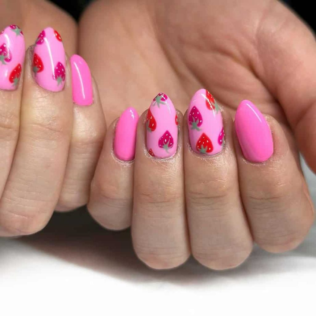 Roze aardbeien nagels