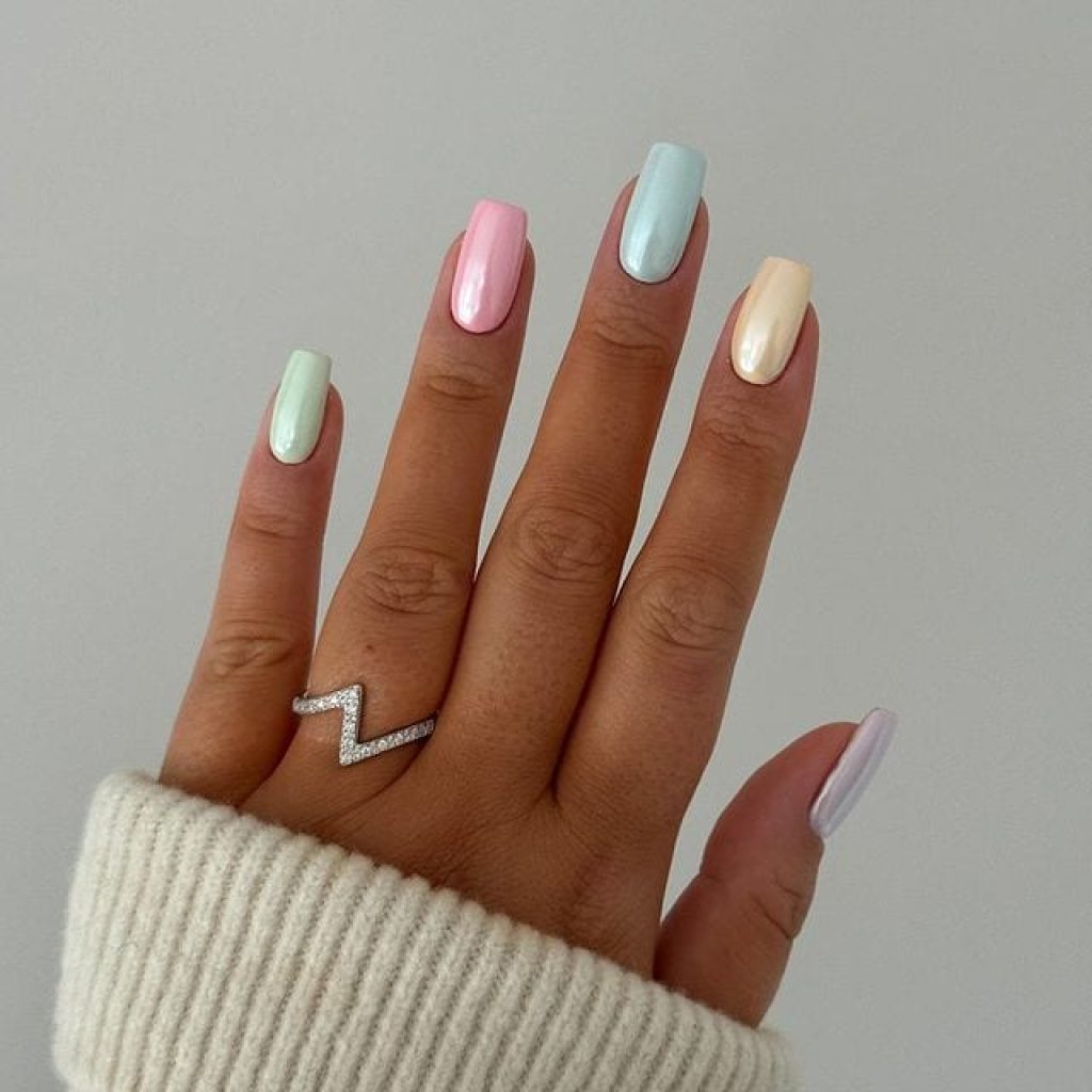 Schattige chromen pastel nagels