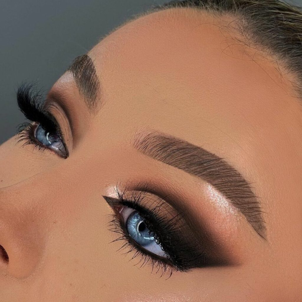 Scherp en gedefinieerd met een cat-eye smokey look