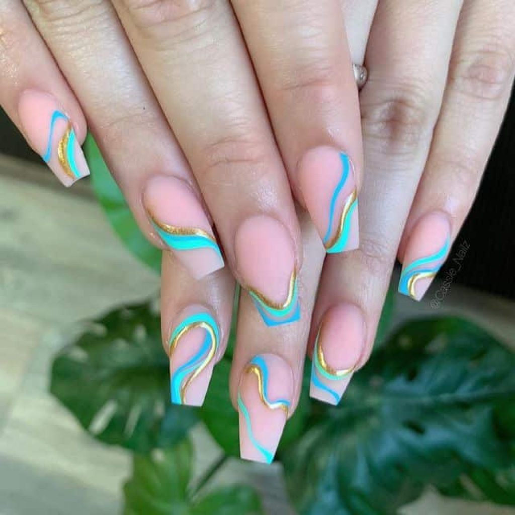 Zwierige aqua nagels