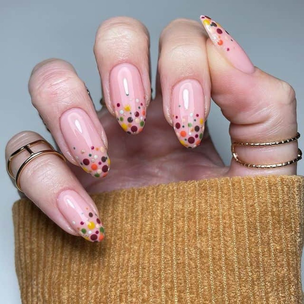 Herfstachtige nagels met sierlijke stipjes