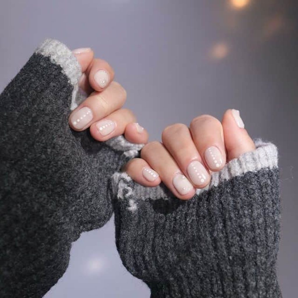 Nagels met witte sierlijke stippen