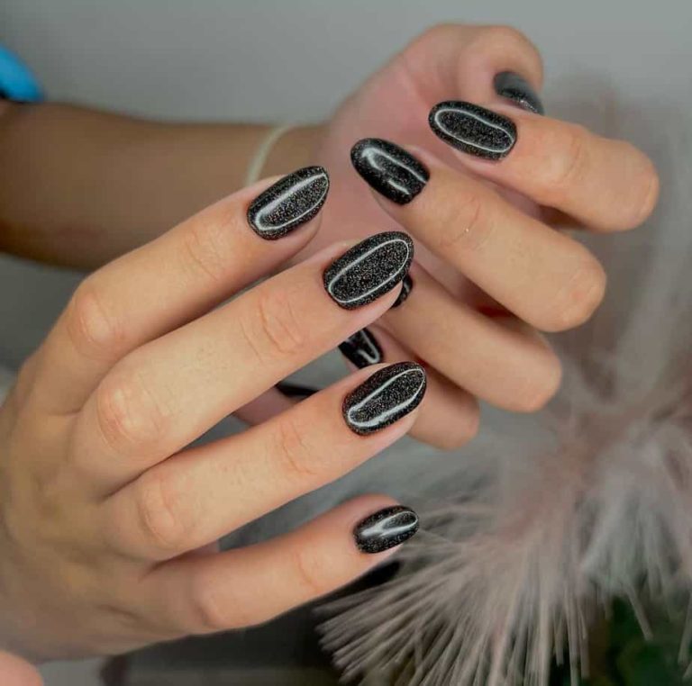 34 Betoverende Zwarte Glitternagels Met Een Kosmische Twinkeling