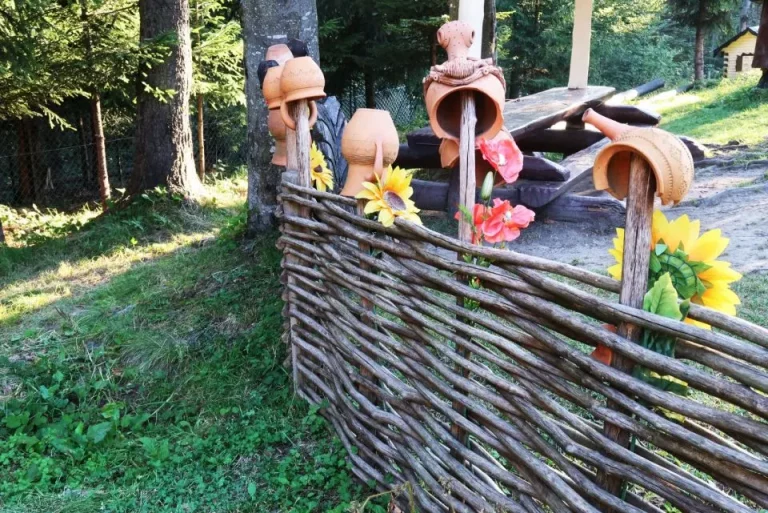 Hoe Je Een Gevlochten Omheining Met Behulp Van Takken Maakt