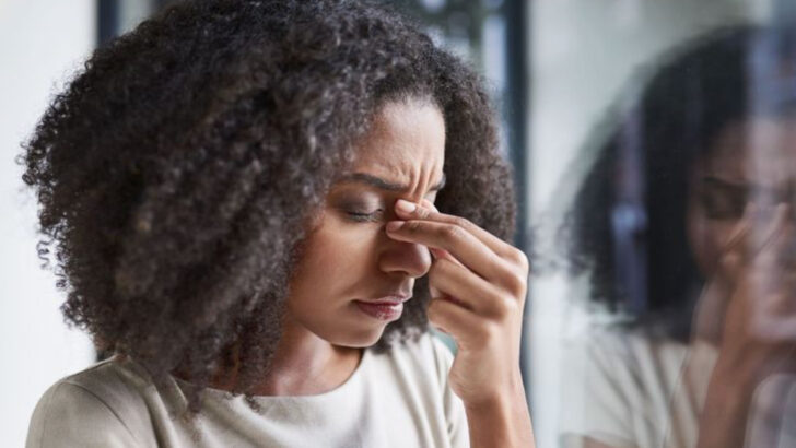 17 Subtiele Signalen Dat Een Vrouw Emotioneel Uitgeput Is Maar Toch Blijft Doorgaan