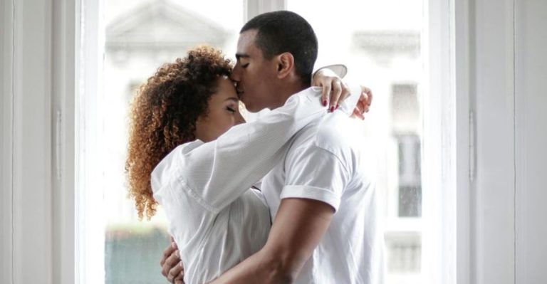 31 troostende tekenen dat je partner jou en je liefde volledig vertrouwt