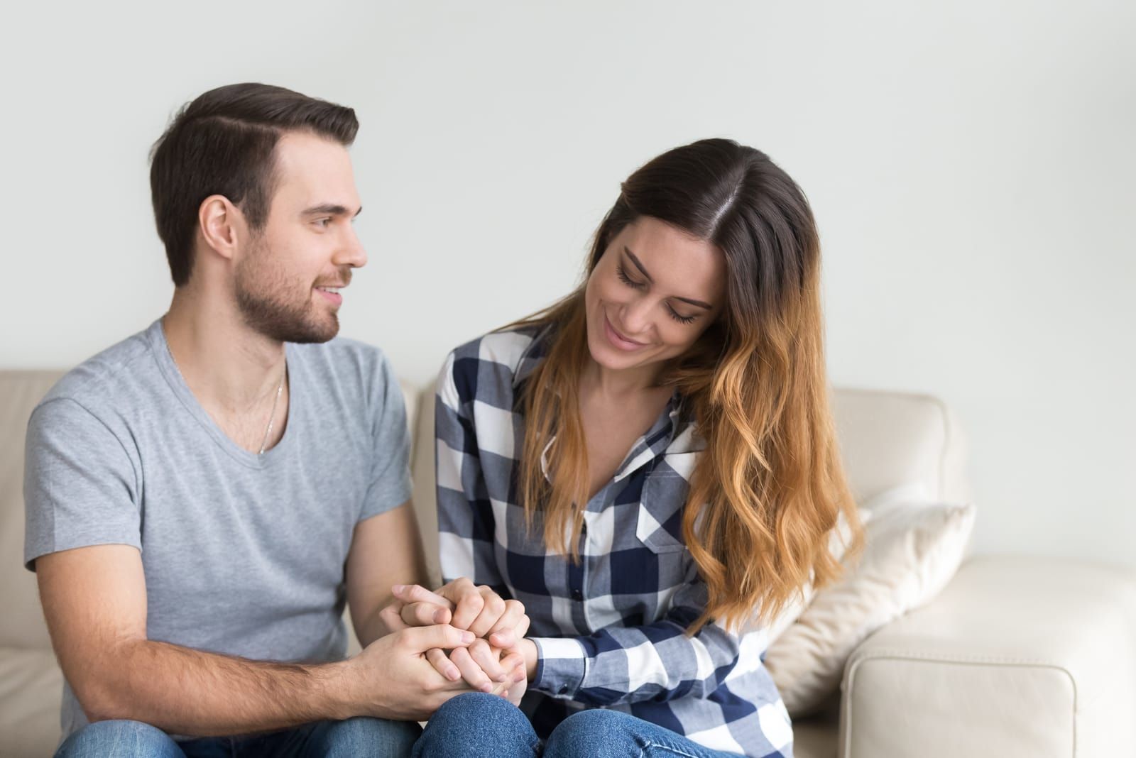 man complimenting woman on the couch