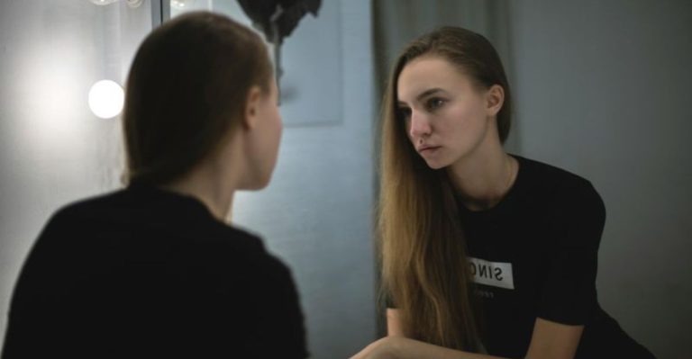 10 alledaagse gewoontes die stilletjes je zelfwaarde vernietigen