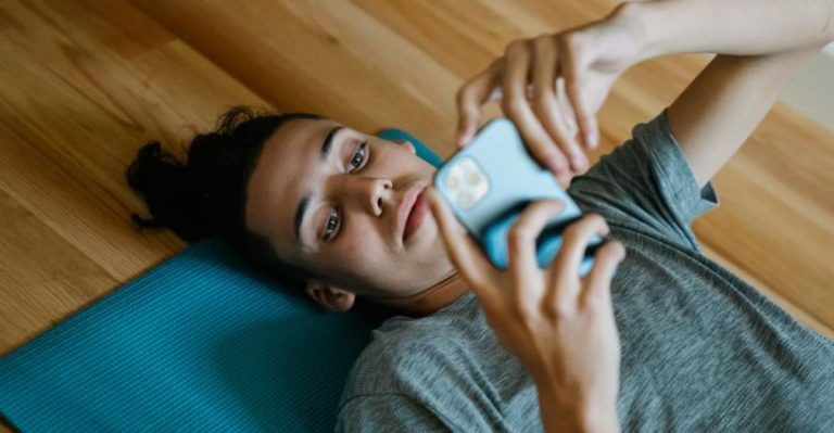 11 tekenen dat hij zijn ex nog niet losgelaten heeft