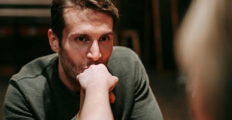 12 tekenen dat je te maken hebt met een narcist die zich voordoet als “aardig”