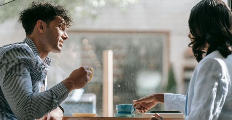 15 Manieren Waarop Mannen Subtiel Flirten — En Toch Niet Eng Overkomen